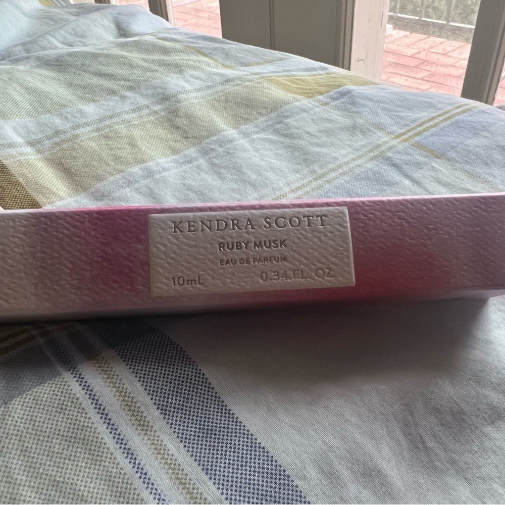 Kendra Scott Ruby Musk Eau de Parfum in Pink Box